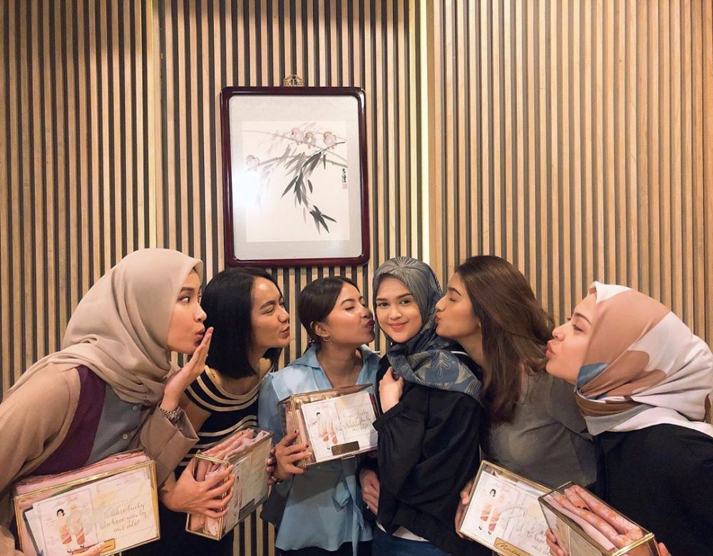 Cut Meyriska bagikan seragam bridesmaid, tertulis namanya & Roger