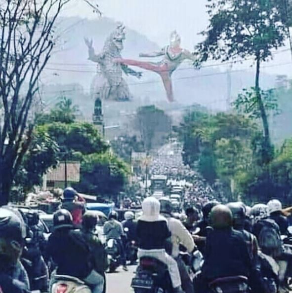 10 Foto editan lucu jika Ultraman ada di Indonesia ini kocak