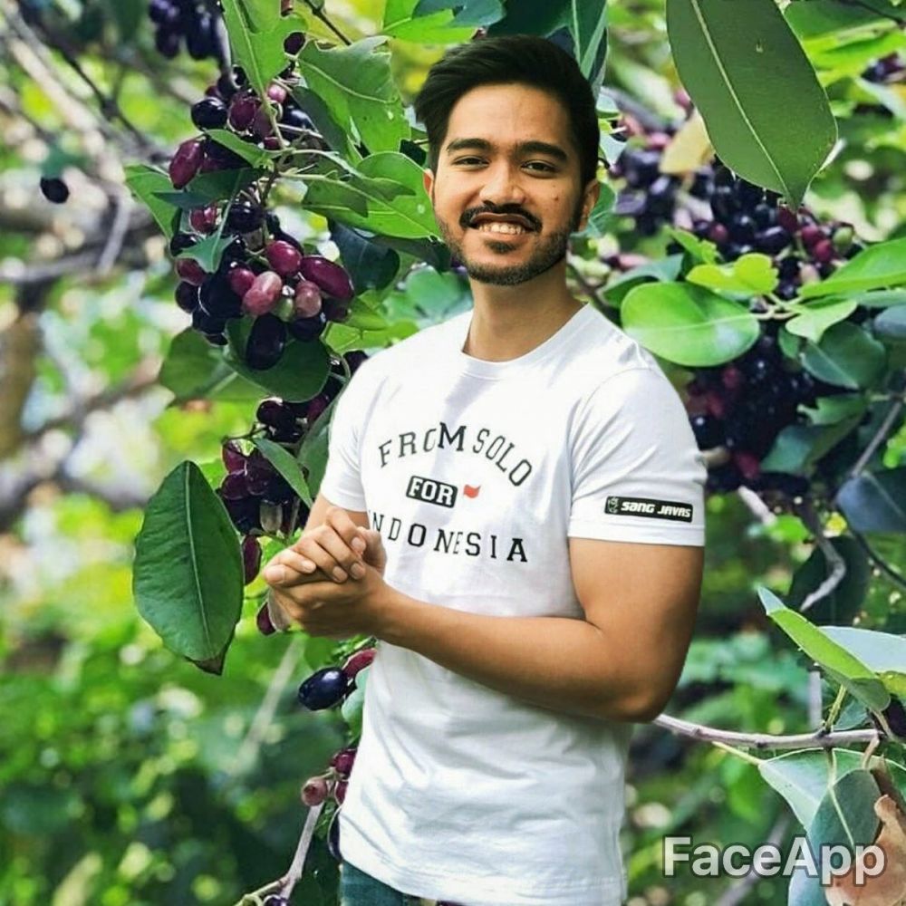 Minta diedit background wisata, 10 foto Kaesang ini bikin ngakak