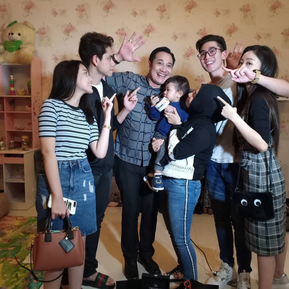 8 Momen kedekatan Verrell Bramasta dan ibu tirinya, so sweet abis