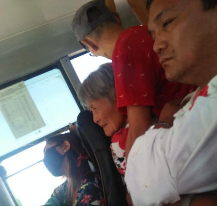 Pasangan tua ini 'dipaksa' berdiri di bus yang ramai