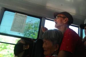 Pasangan tua ini 'dipaksa' berdiri di bus yang ramai