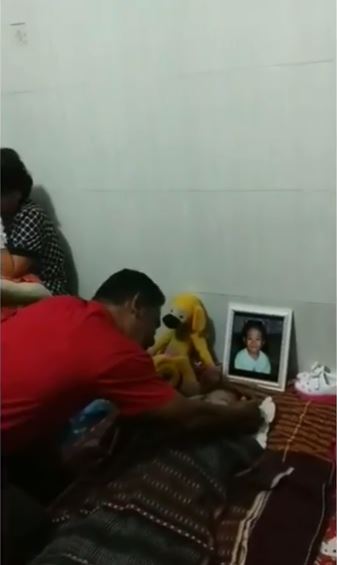 Seorang TNI menangis di jenazah anaknya, kisahnya bikin terenyuh