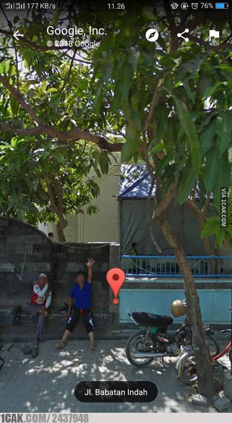 10 Momen lucu orang ketemu mobil Google Street View, kocak