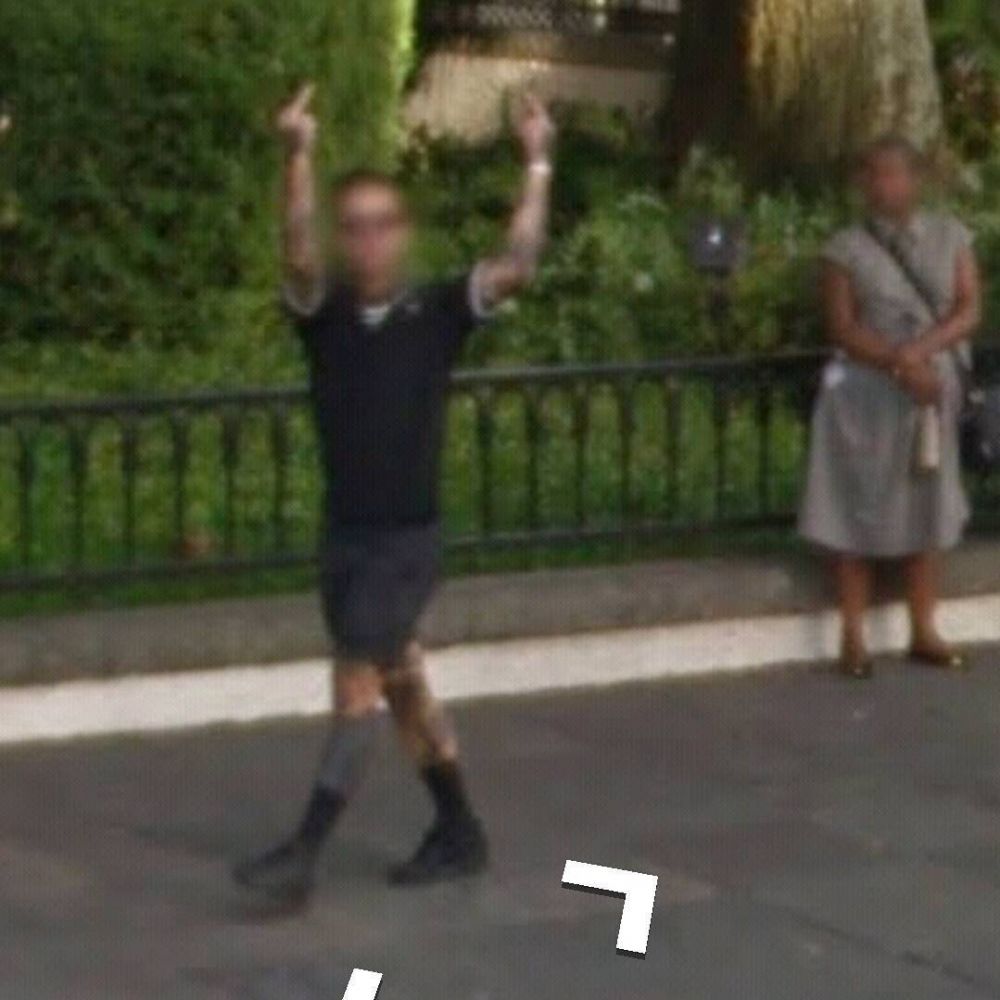 10 Momen lucu orang ketemu mobil Google Street View, kocak