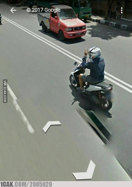 10 Momen lucu orang ketemu mobil Google Street View, kocak