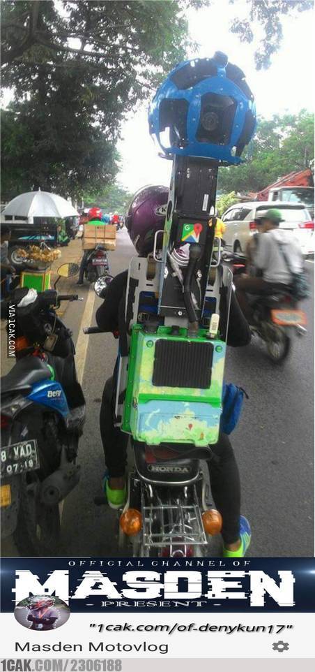 10 Momen lucu orang ketemu mobil Google Street View, kocak