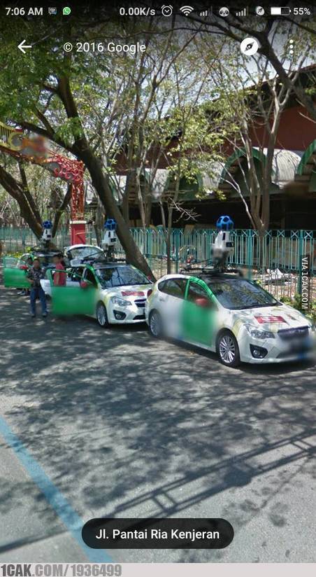 10 Momen lucu orang ketemu mobil Google Street View, kocak