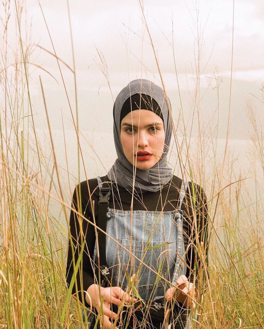 11 Gaya Brina Shabyna, istri Ricky Komo yang kini berhijab