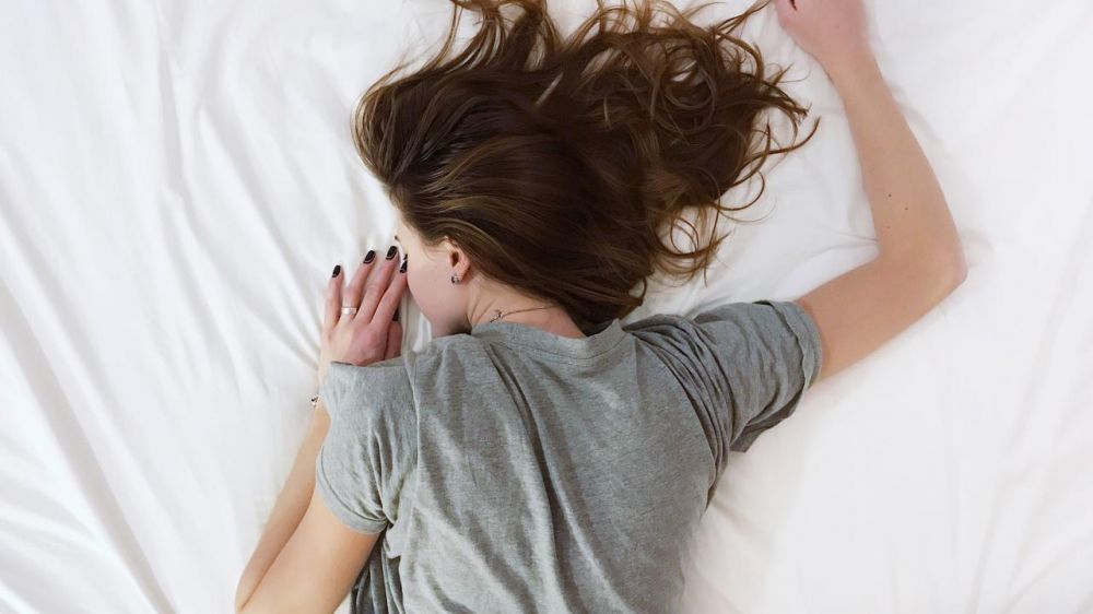 6 Manfaat tidur miring ke kiri bagi kesehatan, baik untuk pencernaan