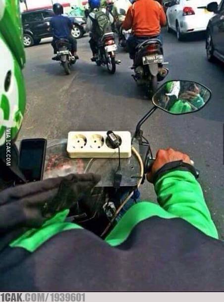 11 Lifehack bikin teknologi canggih ala orang Indonesia, kreatif abis