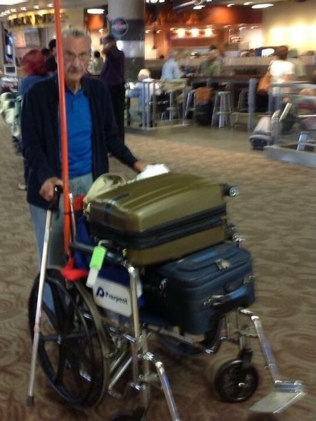 10 Tingkah lucu orang saat bawa barang berat, bikin geleng kepala