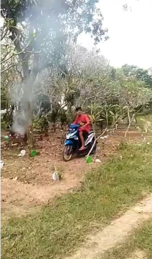 Viral remaja jadikan kuburan sebagai arena 'motocross', duh