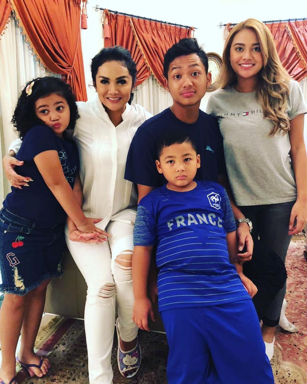 Momen 5 seleb ganteng bareng adik tirinya ini kompak abis