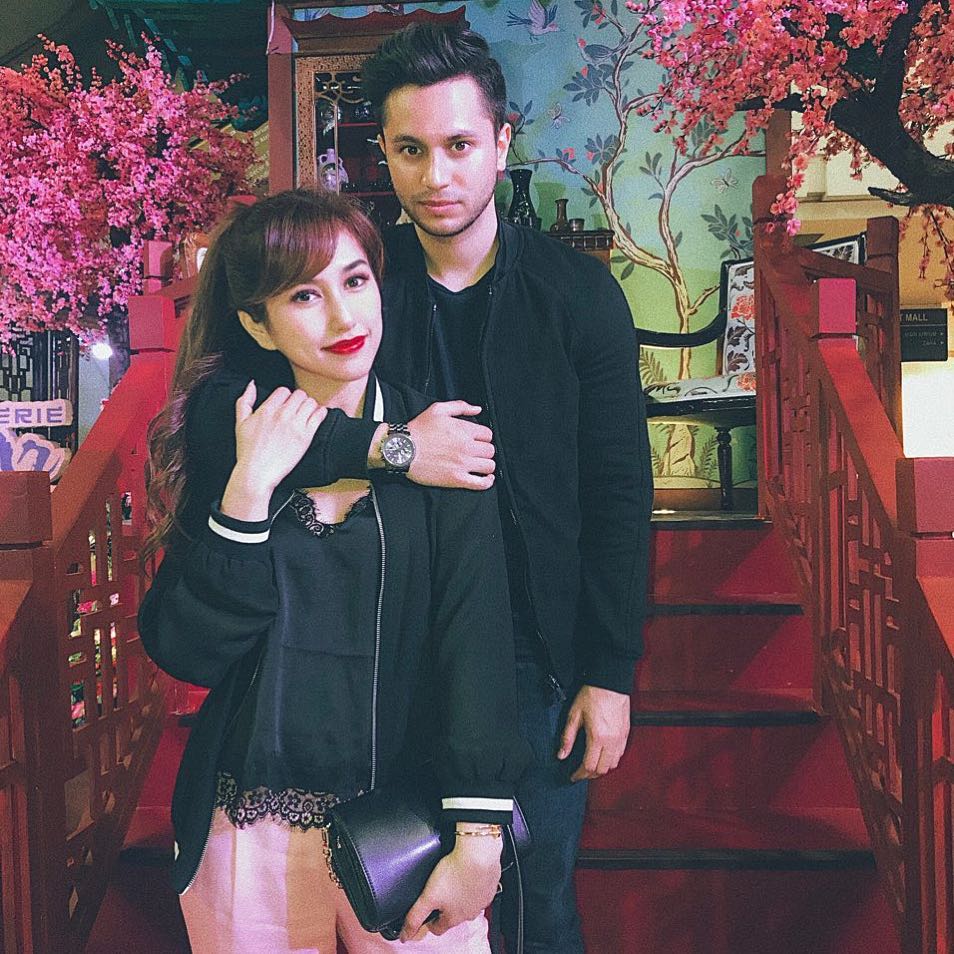 10 Momen mesra Louise Anastasya dan suami bulenya, romantis abis