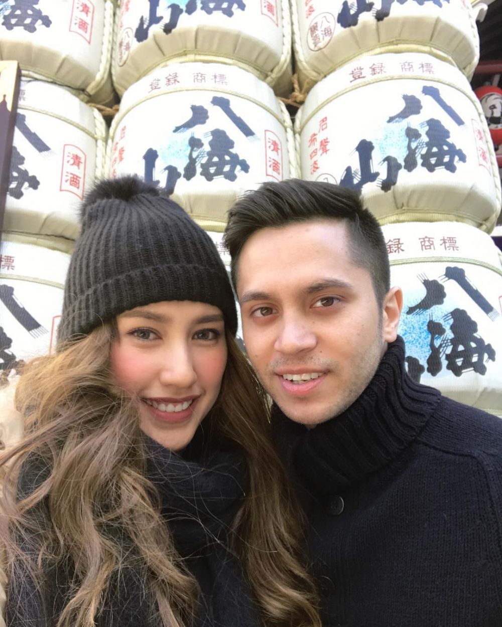 10 Momen mesra Louise Anastasya dan suami bulenya, romantis abis