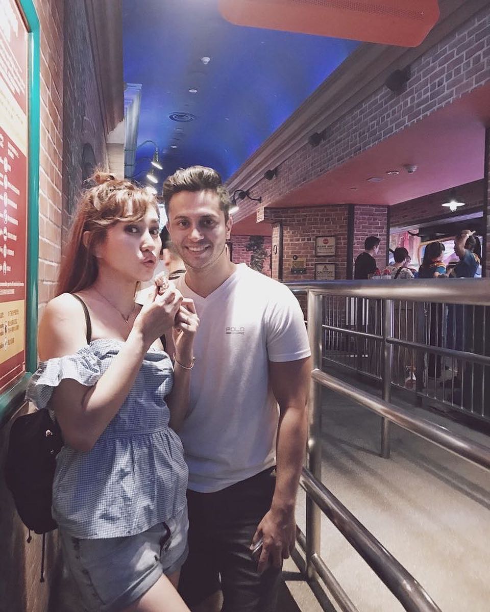 10 Momen mesra Louise Anastasya dan suami bulenya, romantis abis