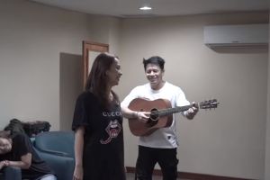 Guyonan Ariel Noah saat main gitar di depan BCL, awas baper