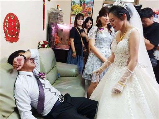 Kisah haru ayah menangis tak izinkan anak pergi saat menikah