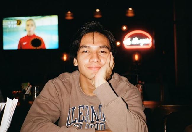 6 Seleb ganteng ini terkenal setelah perankan anak SMA di film