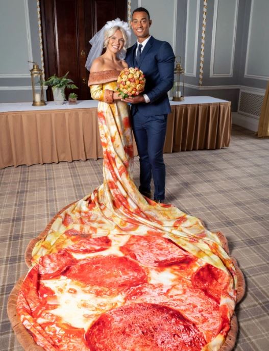 Pengantin ini menikah kenakan gaun pizza, unik banget