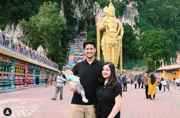 Liburan ke Malaysia, cara suami Tasya Kamila gendong anak jadi sorotan