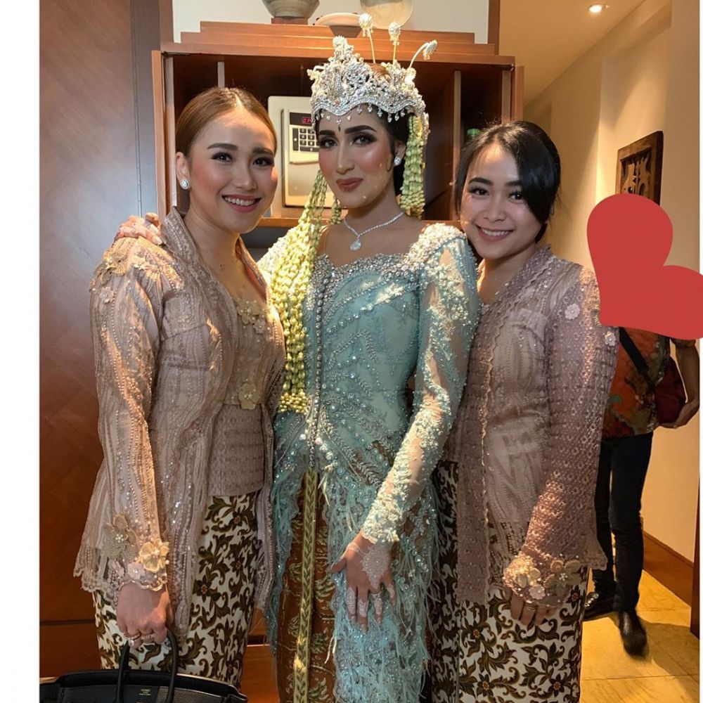 7 Potret Tania Nadira jelang akad nikah, berbusana adat Sunda