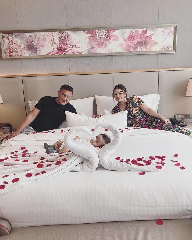 7 Potret romantis Teuku Rafly dan istri, terpaut usia 18 tahun