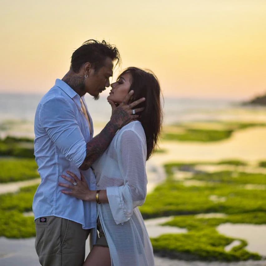 10 Potret prewedding Jerinx SID dan Nora Alexandra, romantis abis