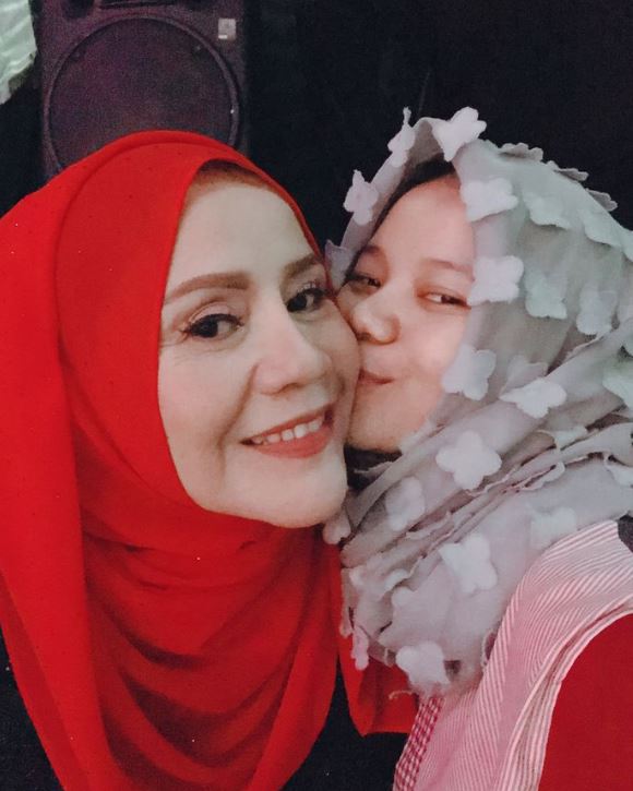 8 Potret ibu Vicky Prasetyo yang awet muda, gayanya stylish abis