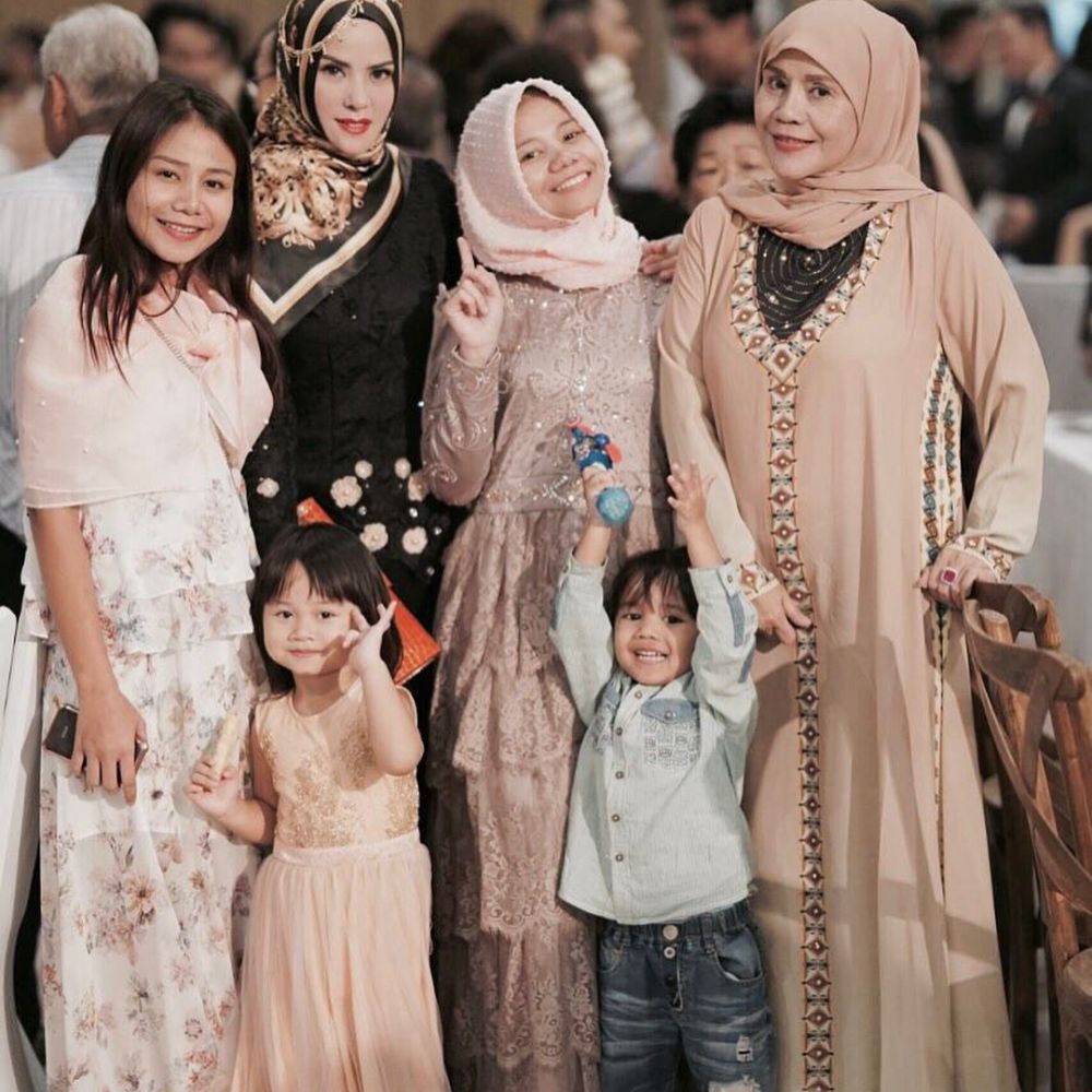 8 Potret ibu Vicky Prasetyo yang awet muda, gayanya stylish abis