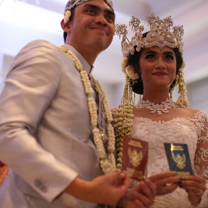 Gaya 9 pasangan seleb menikah dengan adat Sunda, serasi abis