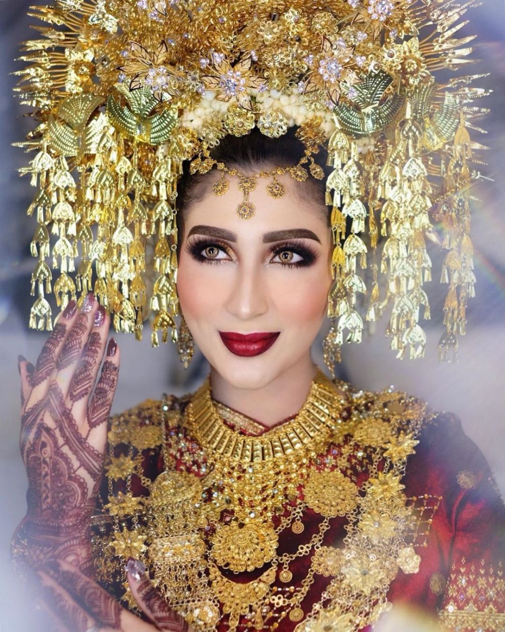 7 Gaya Tania Nadira saat prosesi dan resepsi, usung beragam adat