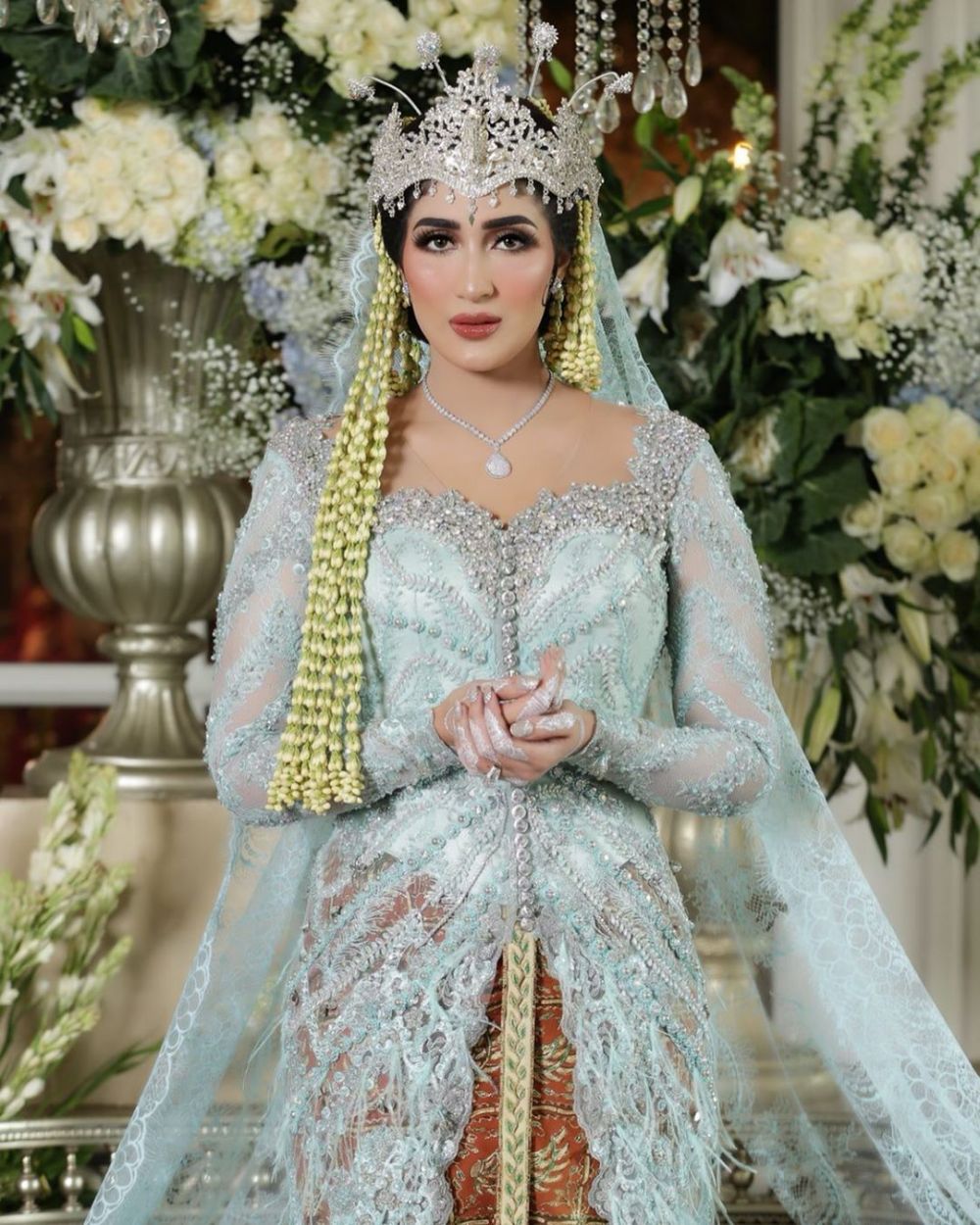 7 Gaya Tania Nadira saat prosesi dan resepsi, usung beragam adat