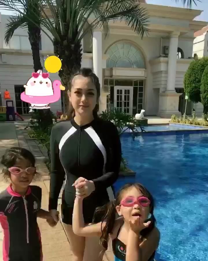 9 Potret rumah Celine Evangelista dan Stefan William, bak istana