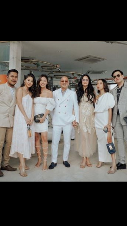 7 Fakta pernikahan ketiga Donna Harun, digelar secara privat