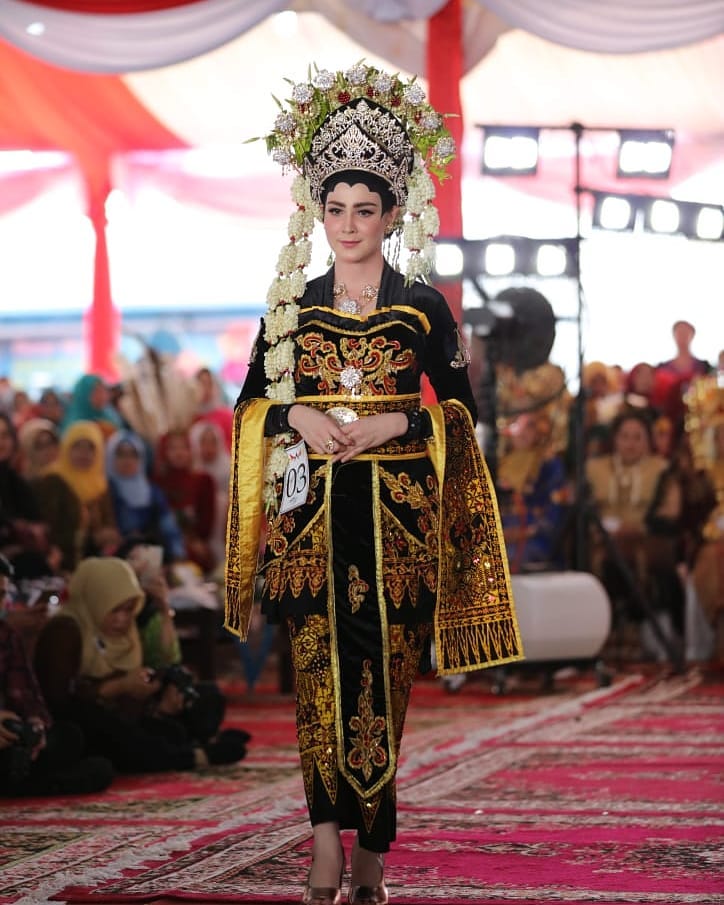 Kenakan pakaian adat Osing, Arumi Bachsin disebut mirip Suzanna