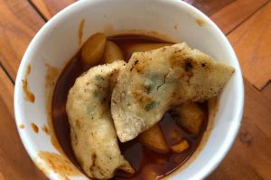 Menikmati lezatnya topokki, makanan kaki lima khas Korea