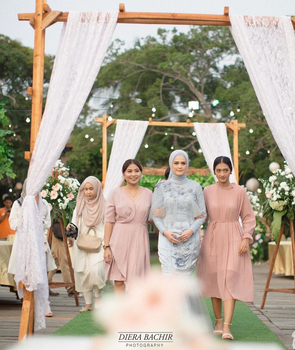 10 Momen romantis lamaran Roger Danuarta dan Cut Meyriska