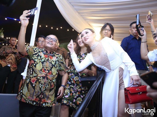 7 Momen mesra Sule & Naomi di pernikahan Siti Badriah, lengket abis