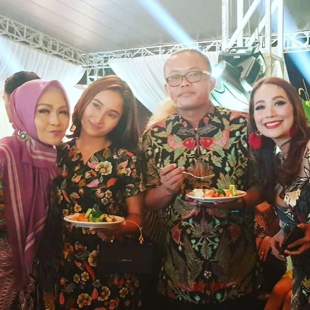 7 Momen mesra Sule & Naomi di pernikahan Siti Badriah, lengket abis