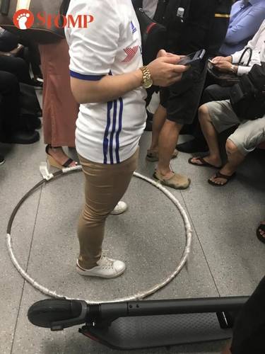 Wanita ini bawa hula hoop di MRT, penyebabnya tak kamu sangka