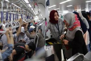 Wanita ini bawa hula hoop di MRT, penyebabnya tak kamu sangka