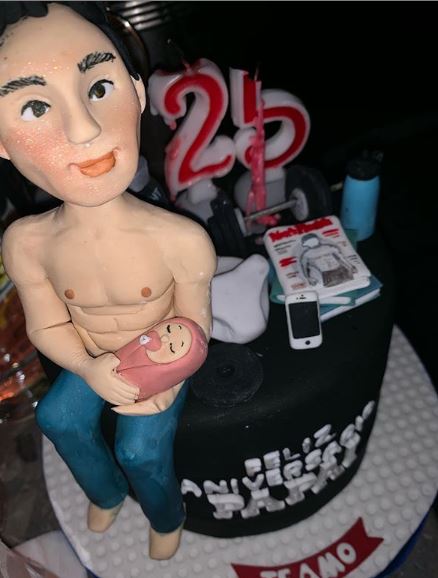 Suami Aura Kasih rayakan ulang tahun, lilin kue jadi sorotan