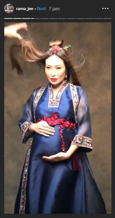 8 Potret maternity Ayu Dewi ini mirip tokoh Disney Mulan