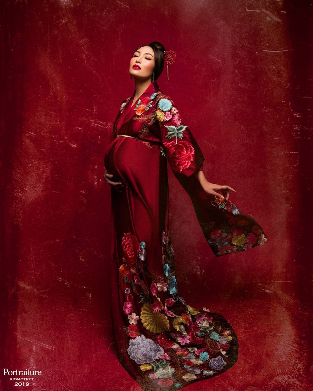 8 Potret maternity Ayu Dewi ini mirip tokoh Disney Mulan