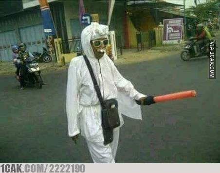 11 Tingkah iseng petugas parkir ini bikin geleng kepala