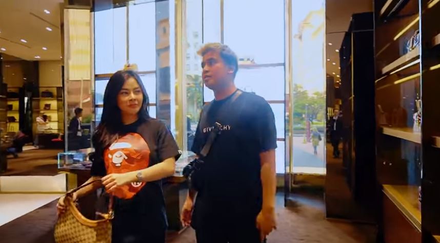 Pacaran beda agama, ini 9 potret mesra Billy Syahputra dan Elvia