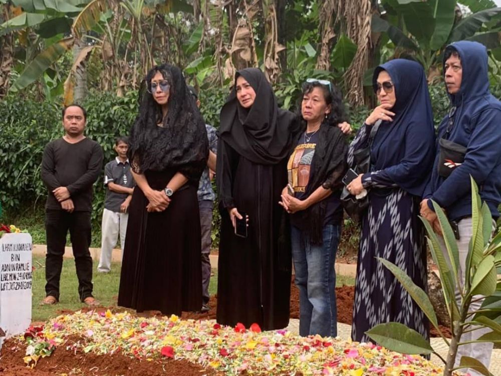 8 Momen pemakaman aktor Dieno Ramly, berurai air mata