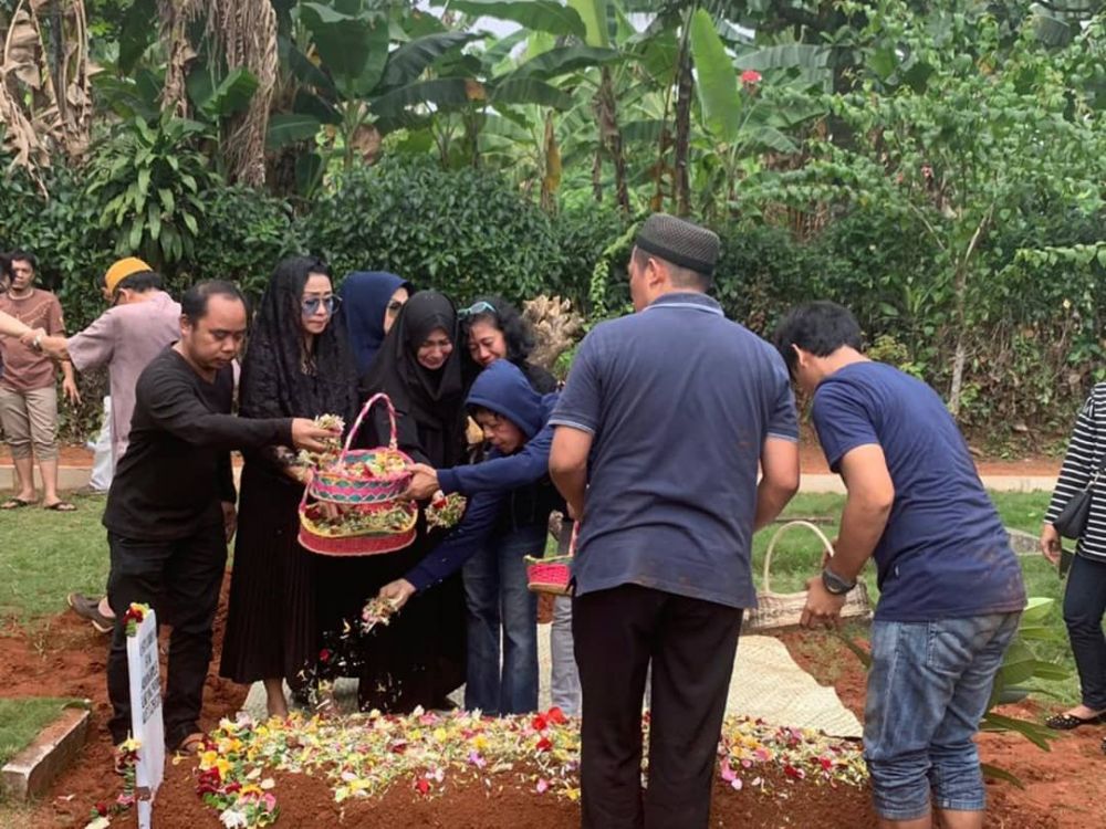 8 Momen pemakaman aktor Dieno Ramly, berurai air mata